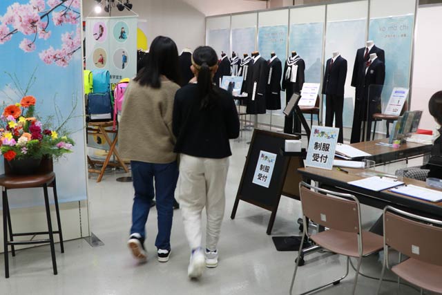 12日まで三条商工会議所で開かれている「第6回新入学フェス」