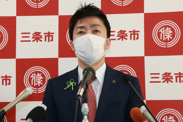 臨時記者会見で子育て世帯への特別給付金10万円の現金一括給付を発表する滝沢三条市長