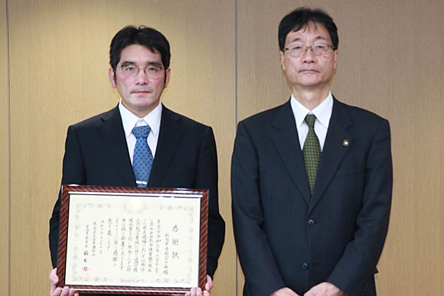 適切な救助処置で人命救助して感謝状を受けた新潟卓球ベテラン会の山崎会長(左)と燕・弥彦総合事務組合管理者の鈴木燕市長