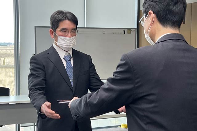 鈴木市長から感謝状を受け取る山崎会長