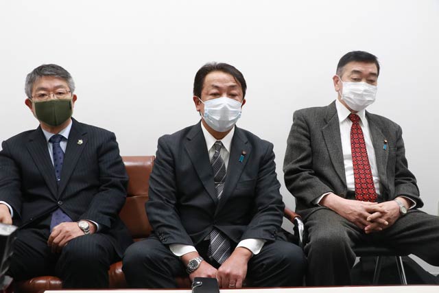 左から中山市議、堀氏、山崎市議