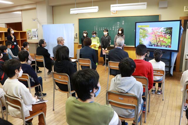 加茂南小6年生の国語の授業で「町の幸福論」のプレゼン発表会