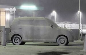 燕三条で17日午後10時ごろ、横なぐりの雪で真っ白になった車