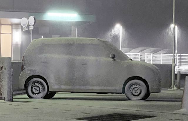 燕三条で17日午後10時ごろ、横なぐりの雪で真っ白になった車