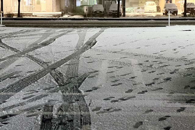 雪の上に残るタイヤや足の跡