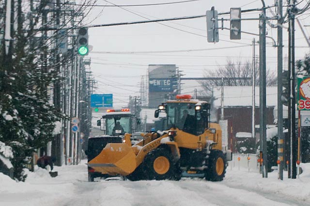 燕市内を行き交う除雪車