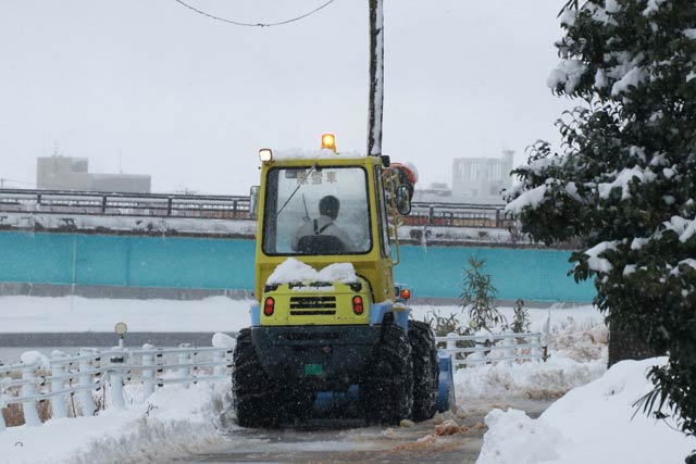 燕市内を行き交う除雪車