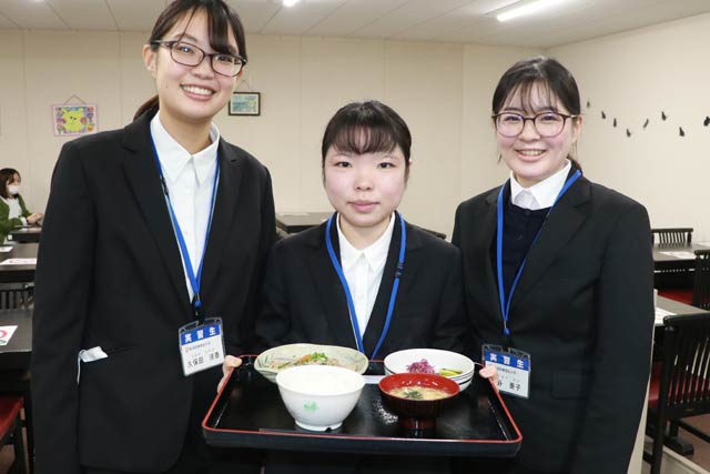 三条市役所地下食堂で3日間限定のスマートミールのレシピを考案した新潟医療福祉大学健康営業学科の左から久保田さん、清水さん、熊谷さん