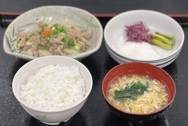 20日の日替わりは清水さん考案の豚肉と里芋の炒め煮、カブの甘酢漬け、ご飯、かきたま汁
