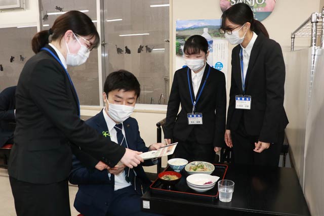 滝沢市長にもレシピを紹介