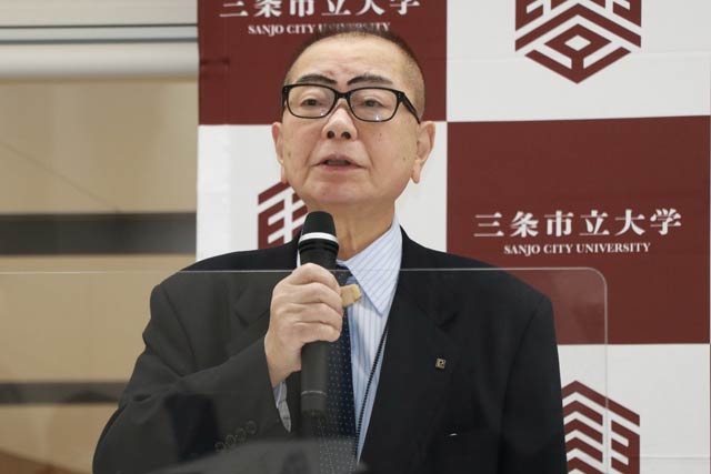 あいさつする高波さん