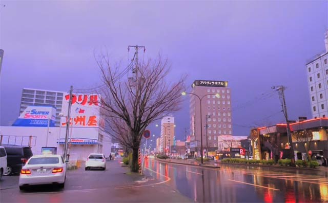 燕三条駅前で22日夜、落雷で昼のように明るくなる
