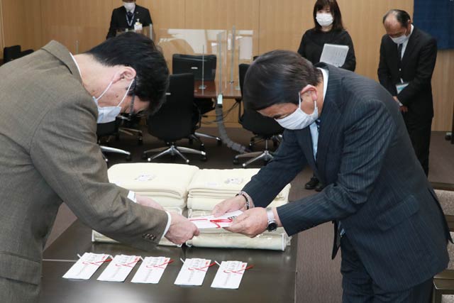 鈴木市長に目録を手渡す山下社長