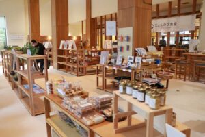 テーブルやいすをスタッフが手作りして「じょんのび館」がリニューアルオープン