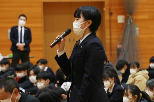 質問する小野生徒会長