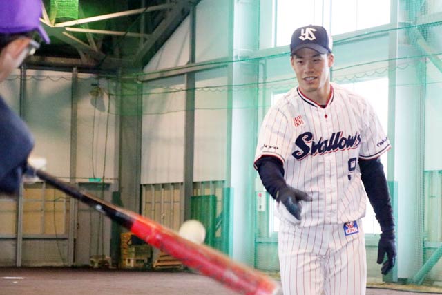 塩見選手がトスを上げてバッティング練習
