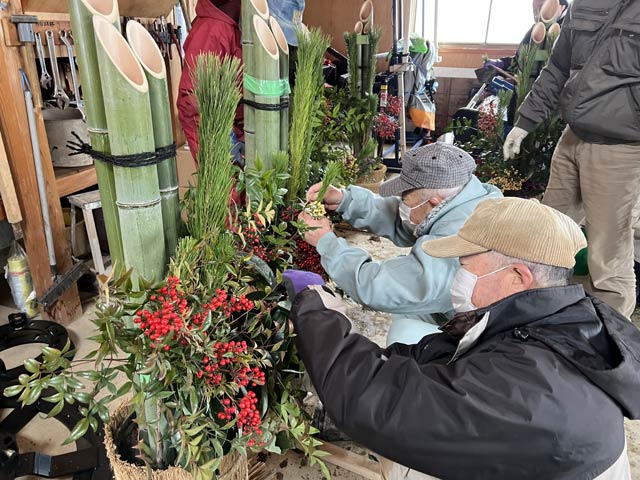 門松を作る西本成寺有志会