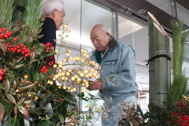 三条市社協の上石会長から感謝の言葉を受ける来年で90歳の金安さん