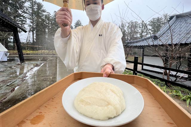 最初につきあがったもちは三方に載せて神前へ