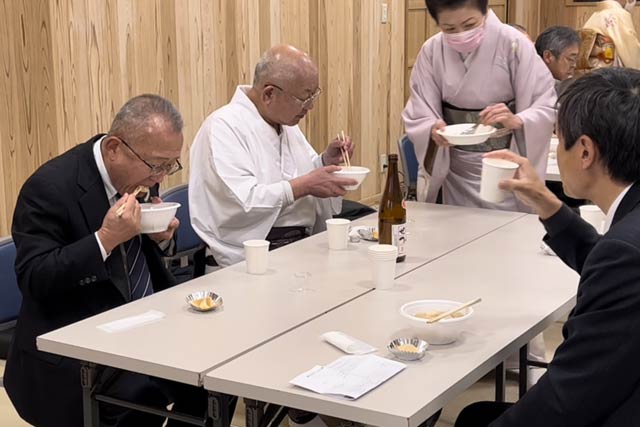 つきあがったもちを味わう