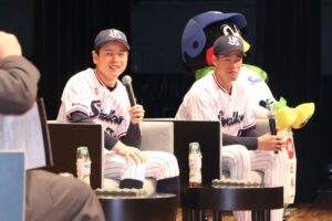 トークショーを行う山崎晃大朗選手(左)と塩見泰隆選手