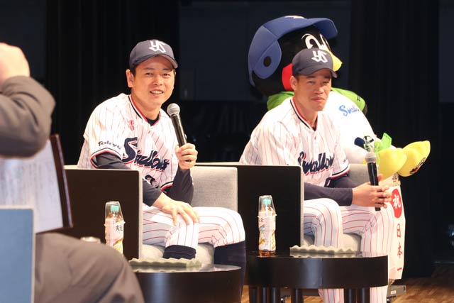 トークショーを行う山崎晃大朗選手(左)と塩見泰隆選手
