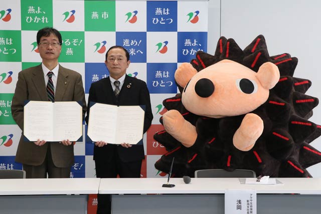 左から鈴木燕市長、浅岡アクサ生命保険新潟支社長、アクサ生命保険キャラクター「くるりん」