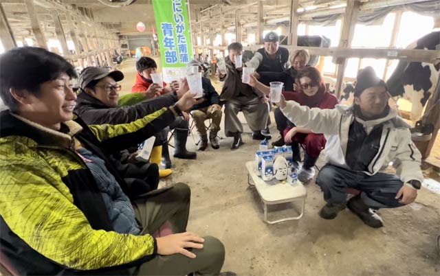 牛乳を飲み干して記念写真