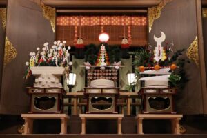弥彦神社拝殿で神前に供えられた三光之飾