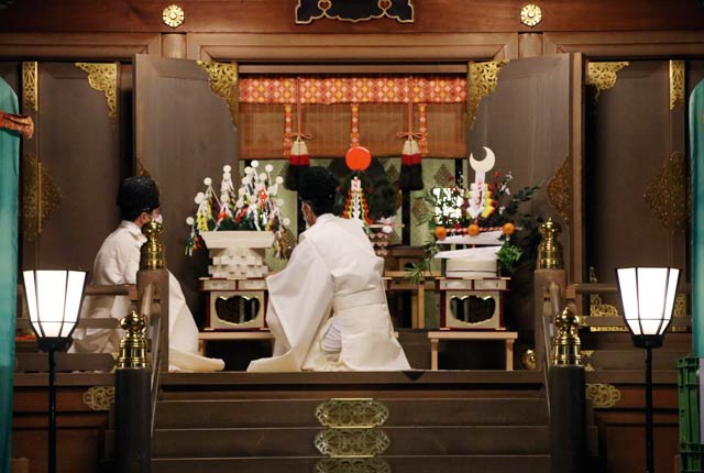 弥彦神社拝殿で神前に三光之飾を供える