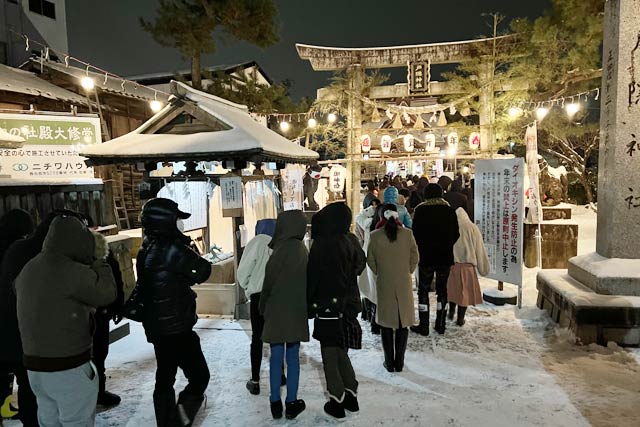 境内に外にのびる戸隠神社の二年参りの行列