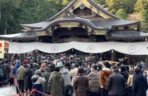 初詣の参拝でにぎわう弥彦神社