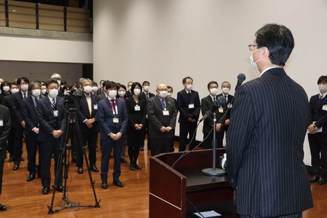 年頭の訓示を行う鈴木燕市長