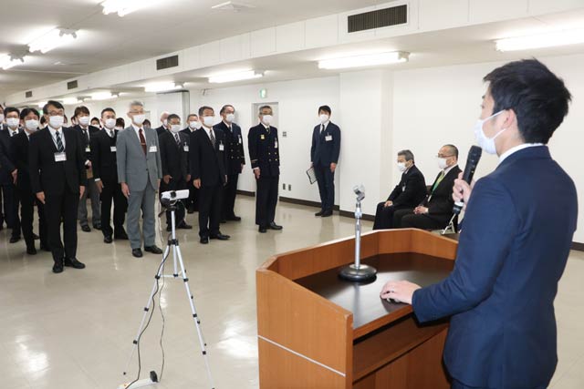 年頭のあいさつを聞く職員