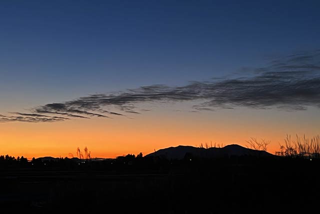 新潟市南区から弥彦山方向の夕焼け