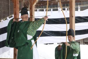 正月7日に弥彦神社で弓始神事と 百射の儀