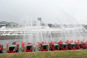 三条市消防出初め式の一斉放水
