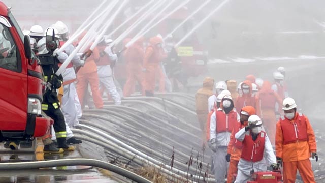 三条市消防出初め式の一斉放水