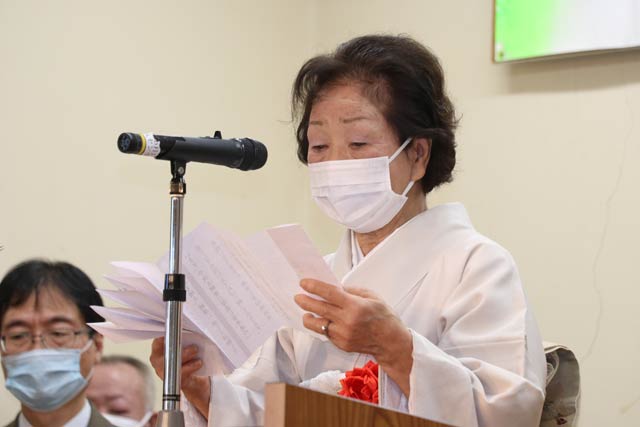 熟年成人者代表の言葉を述べる若葉会の土田さん