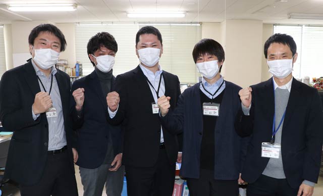 ノーネクタイで執務する男性職員