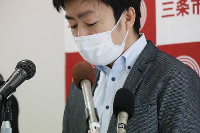 ノーネクタイで定例記者会見を行う滝沢市長