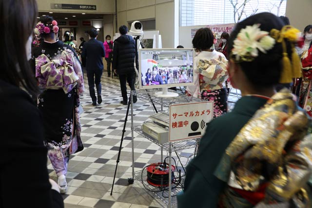 受け付けで検温