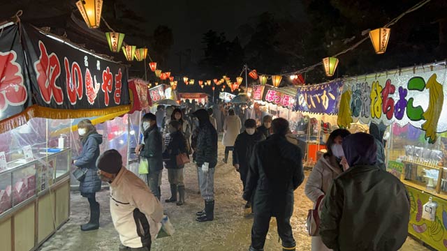 露店が並ぶ境内