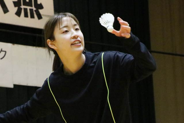 バドミントン講習会で中学生と対戦する奥原希望選手