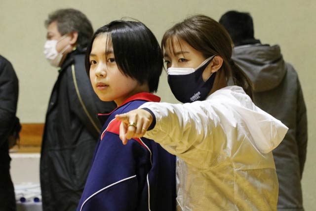 指導する奥原選手