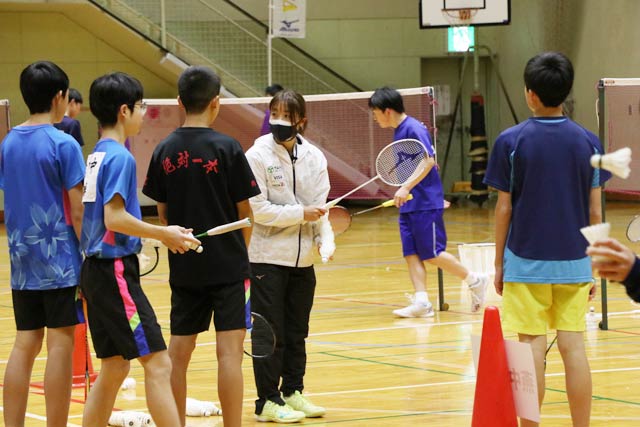 指導する奥原選手