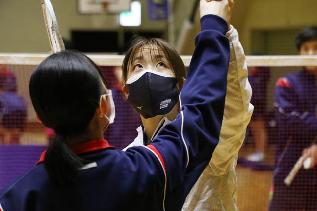 指導する奥原選手