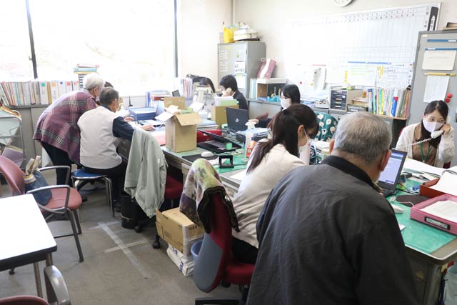 昨年5月6日の三条市中央公民館でのワクチン接種1回目の予約支援のようす