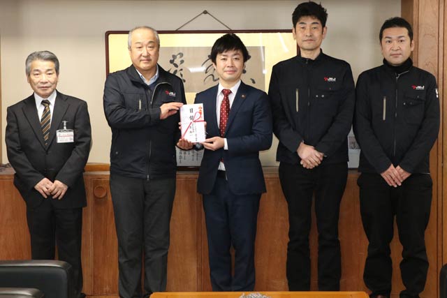 左から長谷川教育長、JEJアステージの原社長、滝沢市長