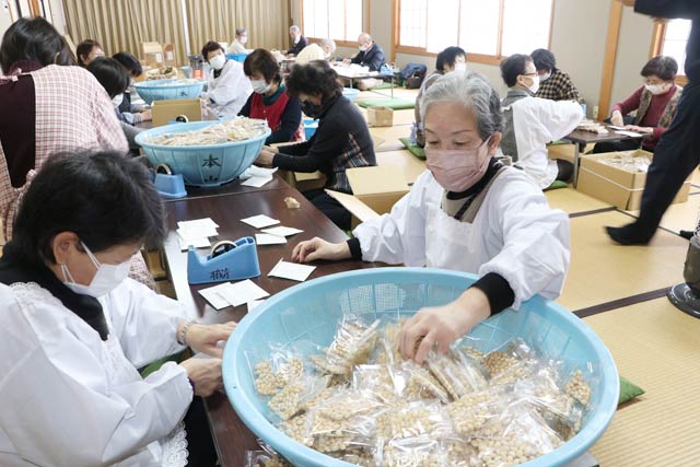 本成寺で福豆の袋詰め